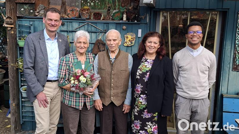 Irmgard und Ewald Kische (Zweite und Dritter von links) feierten Eiserne Hochzeit. Dazu gratulierten Bürgermeister Ernst Schicketanz, Tochter Regina Kestel und Pfarrvikar Dr. Justin Kishimbe (von links). Bild: prh