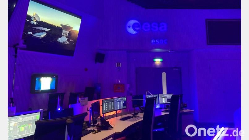 Der neue Erdbeobachtungssatellit soll vom Kontrollzentrum aus gesteuert werden. (Archivbild) Bild: Oliver Pietschmann/dpa