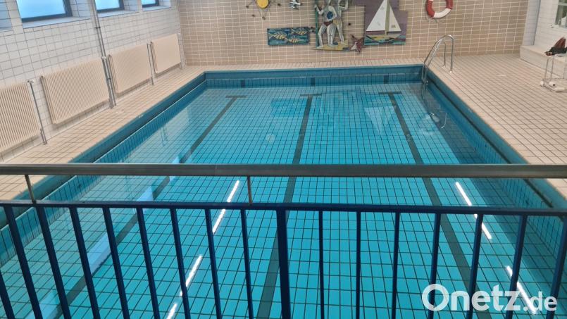 12,55 Meter lang und 61 Jahre alt ist das Lehrschwimmbecken der Grund- und Mittelschule. Vielleicht wird es schon bald durch einen Neubau ersetzt. Bild: sne