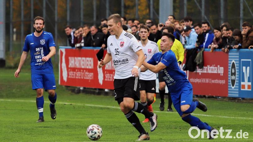 Neuer Versuch: Das Derby zwischen dem SV Etzenricht (blaue Trikots) und dem SC Luhe-Wildenau wurde für den 6. Dezember terminiert. Bild: war