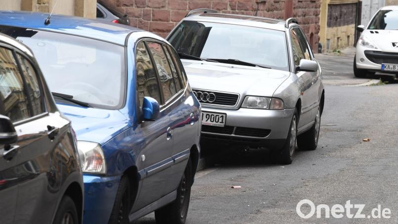 Bis zu einer gewissen Restbreite dulden viele bayerische Städte auf Gehwegen abgestellte Autos. (Symbolbild) Bild: Uli Deck/dpa
