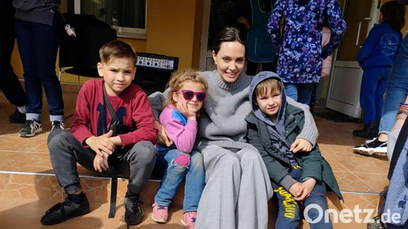 Bereits bei ihrem ersten Besuch kurz nach Kriegsbeginn erregte US-Schauspielerin Angelina Jolie großes Aufsehen. (Archivbild) Bild: Maksym Kozutsky/Lviv City Hall/AP/dpa