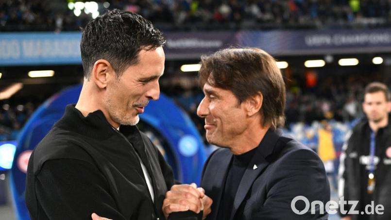 Neapels Coach Antonio Conte (r) staunte über die Spielweise von Eintracht Frankfurt unter Trainer Dino Toppmöller (l). Bild: Arne Dedert/dpa