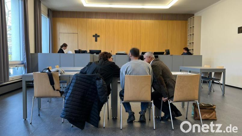 Der 36-jährige Mann aus Syrien (Mitte) soll mehrfach Menschen nach Deutschland geschleust und dabei als führendes Mitglied einer Bande agiert haben. Nun verurteilte ihn die große Kammer am Landgericht zu einer mehrjährigen Haftstrafe. Bild: juh