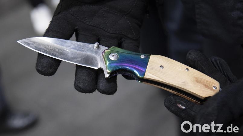 Beamte der Polizeiinspektion Sulzbach-Rosenberg kontrollierten am Dienstagabend eine Gruppe Jugendlicher. Einer von ihnen hatte ein verbotenes Messer in seiner Jackentasche. Symbolbild: Paul Zinken/dpa