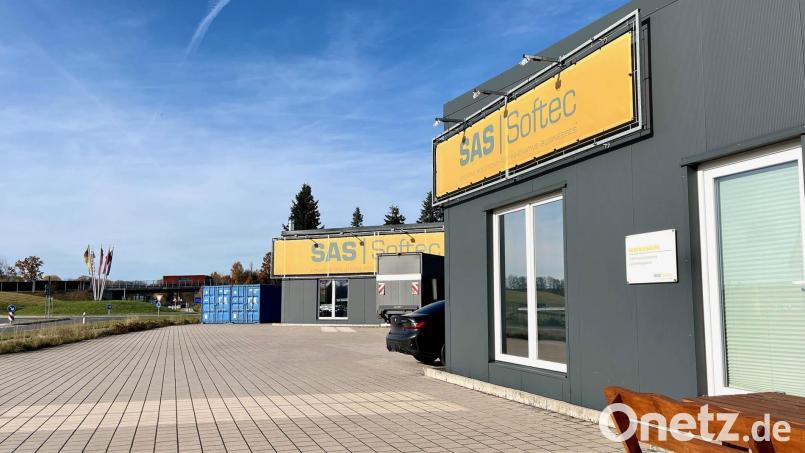 Der Firmensitz der SAS Softec GmbH in Altenstadt/WN. Das Unternehmen hat in Wernberg-Köblitz ein drei Hektar großes Grundstück gekauft. Der Plan war, dort Produktionshallen und ein Verwaltungsgebäude zu errichten. Bild: Gabi Schönberger