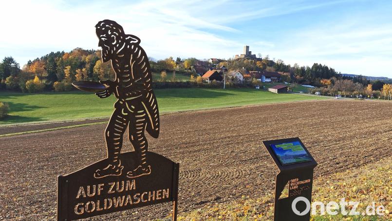 Die Stadt Oberviechtach wirbt mit ihren Goldstücken auch am Fernwanderweg Goldsteig, der bei der Burg Murach (Hintergrund) vorbeiführt. Bild: Portner