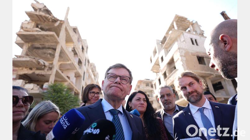 Außenminister Johann Wadephul (CDU) hatte vergangene Woche unter dem Eindruck schwerer Zerstörungen in einer Vorstadt von Damaskus Zweifel an einer raschen Rückkehr einer großen Zahl von syrischen Kriegsflüchtlingen geäußert. Bild: Marcus Brandt/dpa