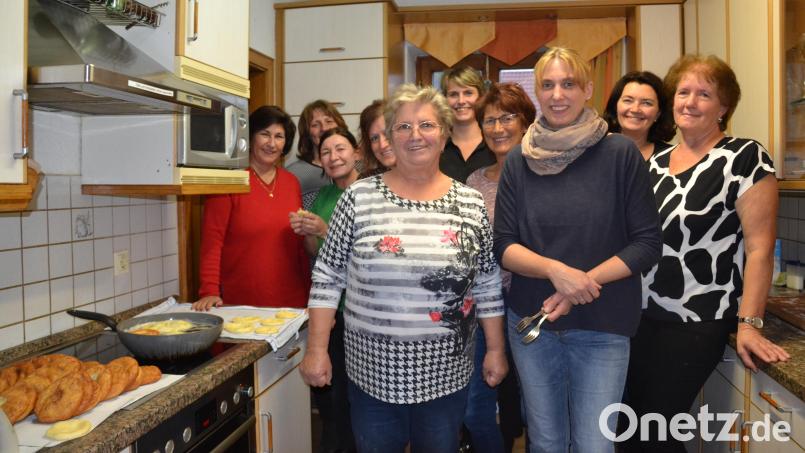 Die leidenschaftliche „Küchlbäckerin“ Martha Kiesbauer aus Ragenwies (links) ließ im vergangenen Jahr beim Backen des Schmalzgebäcks über die Schulter schauen. Archivbild: gi