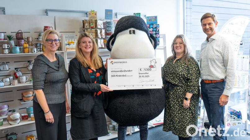 Maskottchen "Sören" übergibt den symbolischen Scheck im Beisein von Melanie Greiner, Geschäftsführerin Sheepworld AG, Natascha Wolf, Vertreterin des SOS Kinderdorfs Immenreuth, Claudia Poppel Teamleitung Marketing und Thomas Schaller Geschäftsführer Sheepworld AG (von links). Bild: Sheepworld