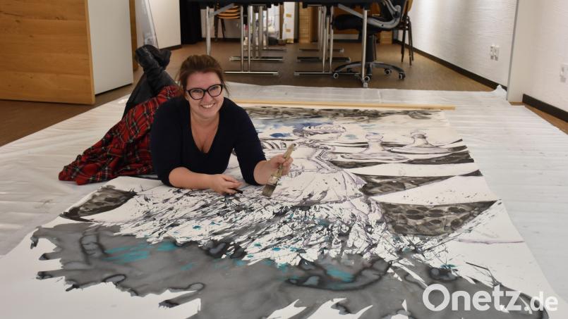 Eva Konz aus Reuth bei Erbendorf hat die großen Räumlichkeiten im Kunsthaus Waldsassen genutzt, um Kunst einmal "richtig groß" zu definieren. Ihr neu entstandenes Werk ist vier Meter hoch. Bild: ubb