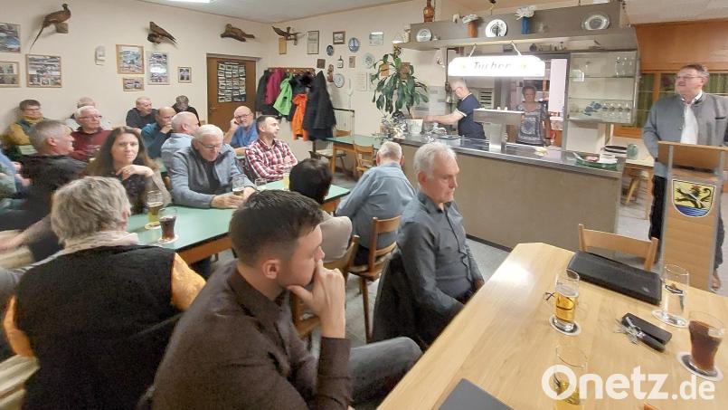 Rund 50 interessierte Bürger verfolgen die Bürgerversammlung ins Gasthaus Kredler in Seiboldsricht. Bild: mfh