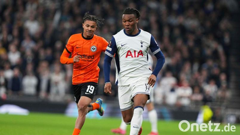 Tottenhams Destiny Udogie (r) soll von einem Spielerberater mit der Waffe bedroht worden sein. (Archivbild) Bild: Frank Augstein/AP/dpa