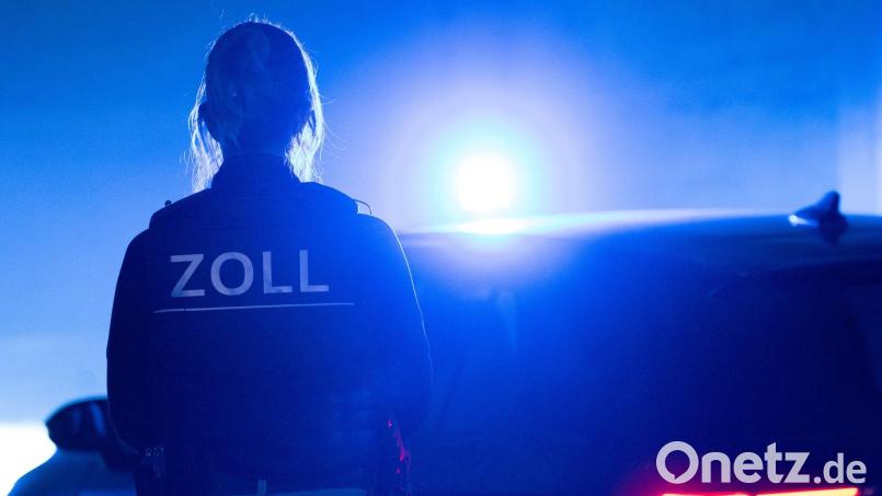 An den Durchsuchungen waren neben Ermittlern des Zolls und des Finanzamts auch die bayerische Landespolizei und die Bundespolizei beteiligt. (Symbolbild) Bild: Leonie Asendorpf/dpa