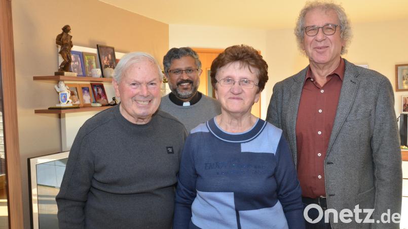 Johann und Theresia Gösl feierten am Mittwoch ihr diamantenes Ehejubiläum. Dritter Bürgermeister Alfons Raab (rechts) und Pfarrer JoJovilla Kurian (hinten links) gratulierten herzlich. Bild: dob