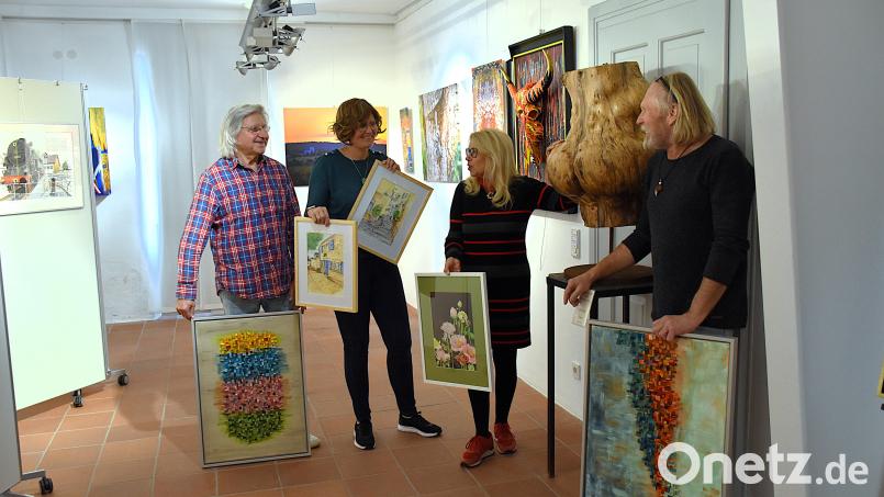 Das Aufbauteam des Kunstvereins mit Tom Brankovic, Kerstin Rumswinkel, Vorsitzender Petra Schicker und Bert Flor (von links) hat 43 Exponate im Hörsaal des Museumsquartiers platziert. Bild: ubb