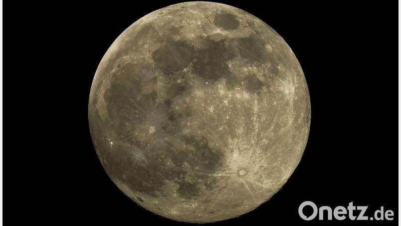 Das Phänomen Supermond begeistert immer wieder zahlreiche Menschen. (Archivbild) Bild: Anupam Nath/AP/dpa