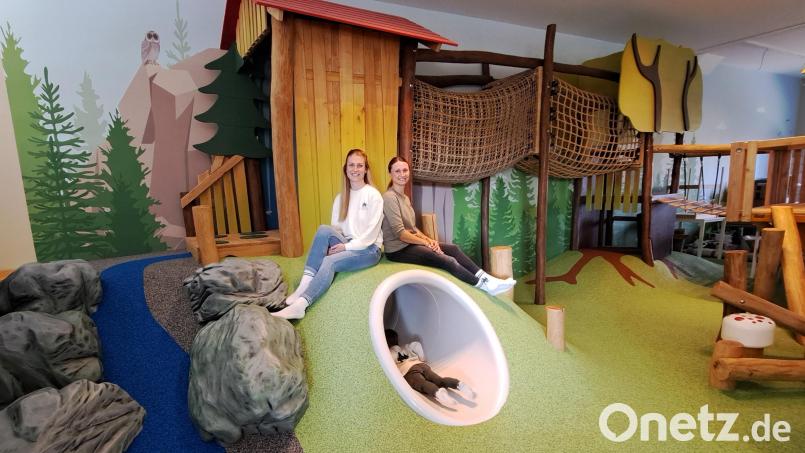 Nadine Braun (links) und Nadine Dobmann eröffnen in der Leihstadtmühle in Weiden ein Eltern-Kind-Café mit Indoorspielplatz. Bild: Jessica Fechner