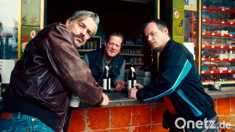 An der Theke wird gequatscht. Bild: -/HR/Bluelaserboys/Triple Picture/dpa