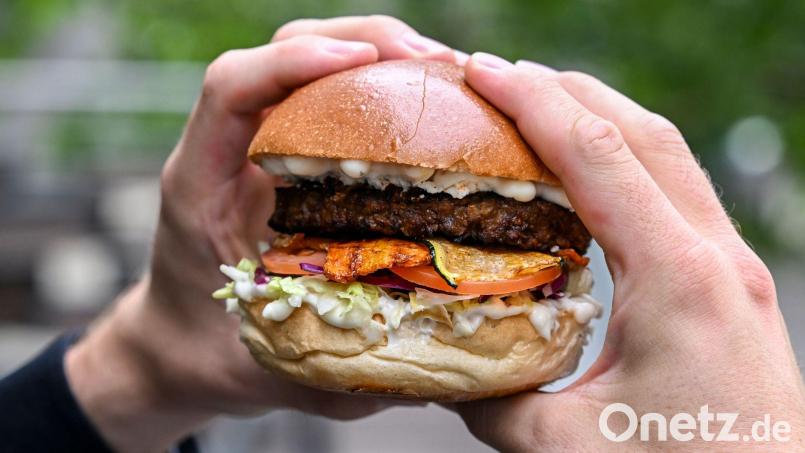 Burger mit einem vegetarischen Patty belegt. (Archivbild) Bild: Jens Kalaene/dpa