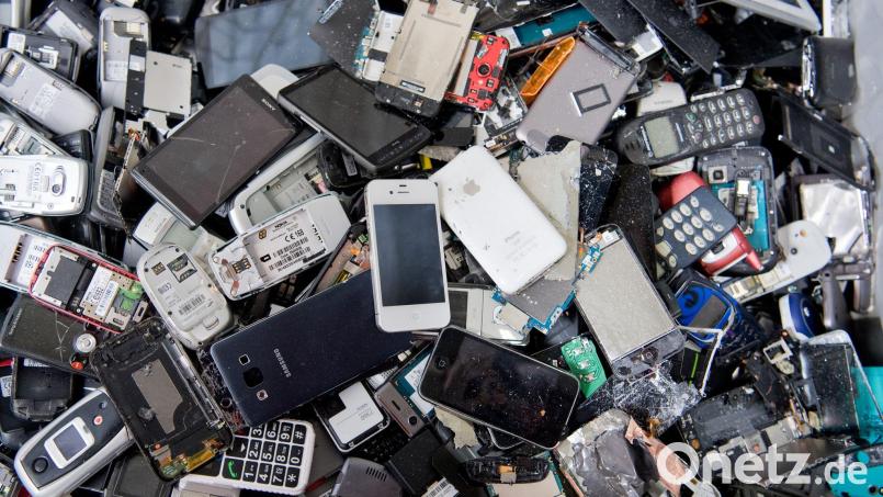 Der Handel wird unter anderem verpflichtet, Rückgabestellen für alte Mobiltelefone, Taschenlampen oder Elektrorasierer einheitlich zu kennzeichnen. (Archivbild) Bild: Julian Stratenschulte/Deutsche Presse-Agentur GmbH/dpa