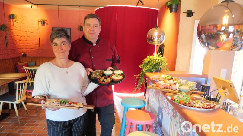 Serviceleitung Tanja Hammerschmidt (links) und Koch Jörg Hammerschmidt wollen die Gäste mit bayerischen und spanischen Tapas verwöhnen. Bild: jbe