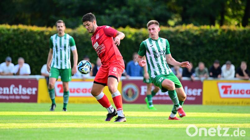 Julian Schindler (links) und sein TSV Waldershof bekommen es mit einem direkten Konkurrenten im Kampf um den Klassenerhalt zu tun. Der SV Mitterteich um Sandor Balogh (rechts) hat die unberechenbaren Katschenreuther zu Gast. Archivbild: Schrems, Thomas
