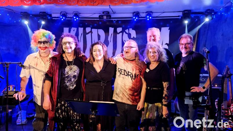 Die Regensburger Band "Kubus M" mit Geburtstagskind Bernd Mende (links) rockten die Bühne im Parapluie. Bild: uz