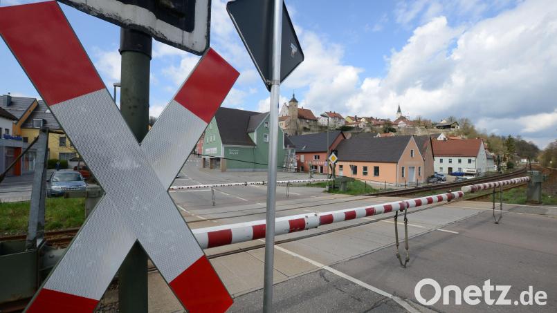 Der Nabburger Bahnübergang wird nun Thema im bayerischen Landtag. Archivbild: Petra Hartl