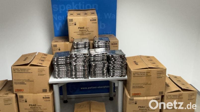 96 explosive Kilogramm: Diese Feuerwerkskörper haben zwei junge Männer wohl illegal in einem Mietauto von Tschechien nach Deutschland eingeführt. Bild: PI Neustadt a.d. Waldnaab, Franz, PHK