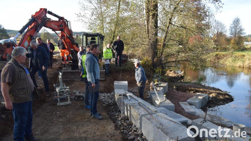 Der Bau- und Umweltausschuss der Stadt Pfreimd besichtigt den neu angelegten Zugang zur Pfreimd. Bild: bnr