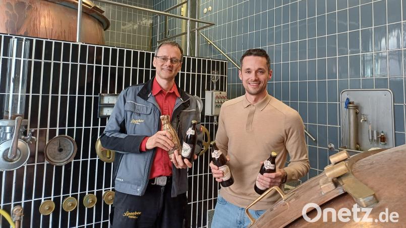 Christian und Michael Sperber (von links) wollen mit ihrer Brauerei in die Zukunft blicken. Bild: Theresa Bruischütz