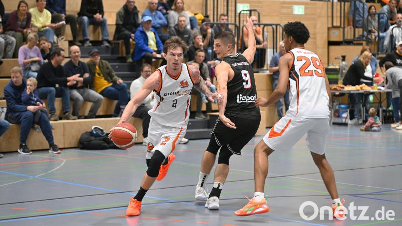 Der Neustädter Lukas Pryszcz (am Ball) ist aktuell bester Werfer der Liga. Bild: Tobias Schwarzmeier