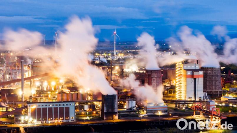 Der CO2-Ausstoß der Industrie belastet das Klima. (Archivbild) Bild: Julian Stratenschulte/dpa
