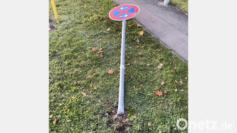 Dieses Verkehrszeichen wurde in Schwandorf umgefahren. Bild: Stefan Dirnberger
