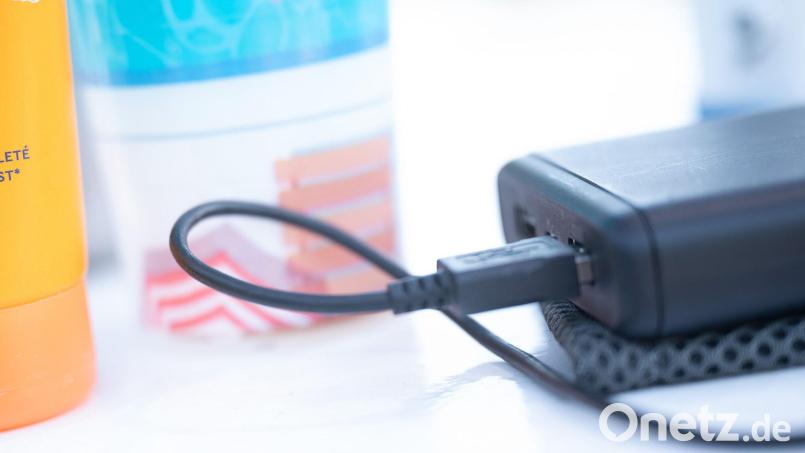 Immer mehr Fluglinien überprüfen ihre Richtlinien für den Transport von Lithium-Batterien. (Symbolbild) Bild: Sebastian Gollnow/dpa/dpa-tmn