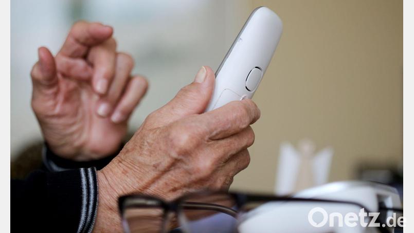 Per Schockanruf brachten die Täter den Mann dazu, Bargeld und Schmuck zu übergeben. (Symbolbild) Bild: Roland Weihrauch/dpa