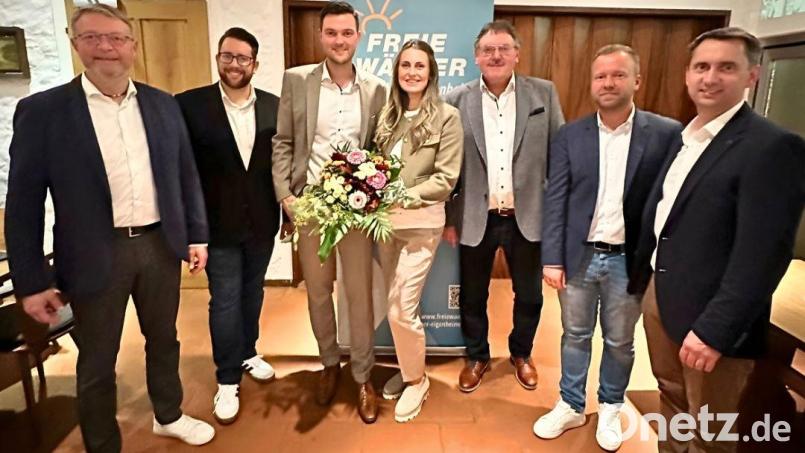 Die Wählergemeinschaft Arbeitnehmer-Eigenheimer Vilseck hat ihre Kandidaten zur Kommunalwahl 2026 nominiert. Frederic Pröls (neben ihm seine Frau Tonia) tritt als Bürgermeisterkandidat an. Bild: Wählergemeinschaft Arbeitnehmer-Eigenheimer Vilseck