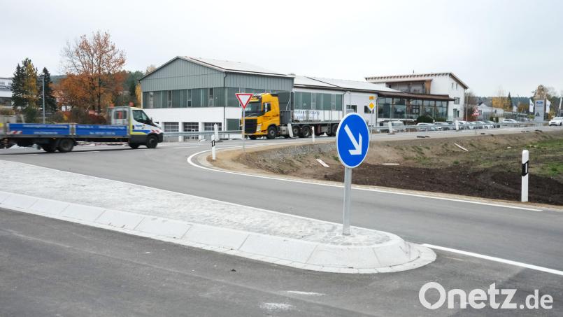 Blick auf die neue Einmündung in die B 85 an der sogenannten "Lohbauer-Kreuzung" in Heselbach. Seit Donnerstag ist der "Rechtsversatz" für den Verkehr freigegeben. Bild: Hirsch