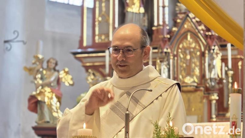 Seit mehr als fünf Jahren ist Martin Schraml aus Erbendorf als Diakon tätig. Das Foto zeigt ihn bei der Predigt anlässlich einer Tauffeier in der Pfarrkirche St. Margaretha in Kastl bei Kemnath. Bild: Katharina Hey/exb