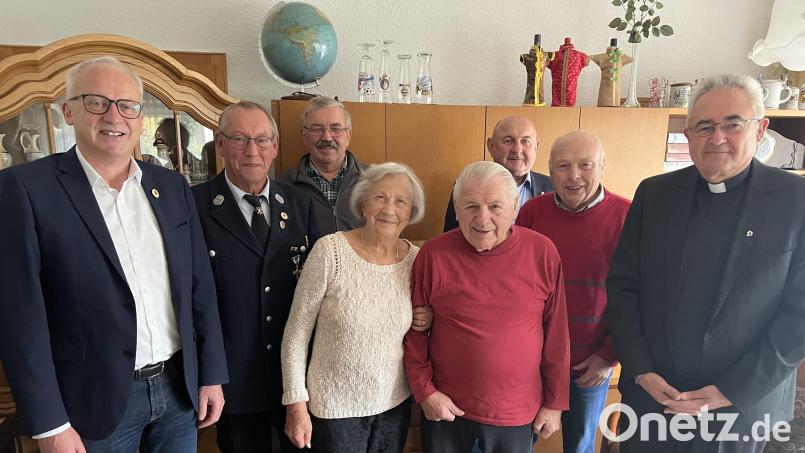 Auch Bürgermeister Bernhard Lindner, Franz Krusch, Franz Weiß, Georg Götz, Peter Walch und Diakon Dieter Gerstacker (von links) gratulierten Erwin Stubenvoll, der sich mit seiner Gattin Resi (Mitte) sehr darüber freute. Bild: mma