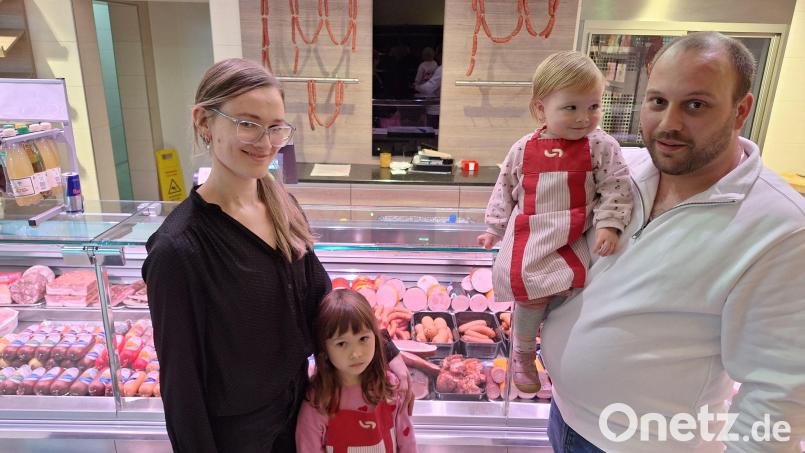 Christina und Florian Schöberl, hier mit den Töchtern Anna (5) und Klara (14 Monate) wagen den Schritt zu einer weiteren Filiale, die Wernberg-Köblitz wieder eine Metzgerei im Ortskern beschert. Bild: bl
