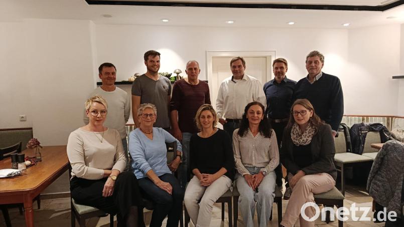 Claudia Siegert, Elisabeth Dehling, Silke Schinhammer, Inge Behringer, Kathrin Taubmann (vorne von links) sowie (hinten von links) Wolfgang Rösch, Georg Meiler, Bernd Pilhofer, Markus Schinhammer, Matthias Eckl und Hans Klann stehen auf der Liste der Wählergemeinschaft "Unsere Gemeinde Edelsfeld". Bild: Kathrin Taubmann
