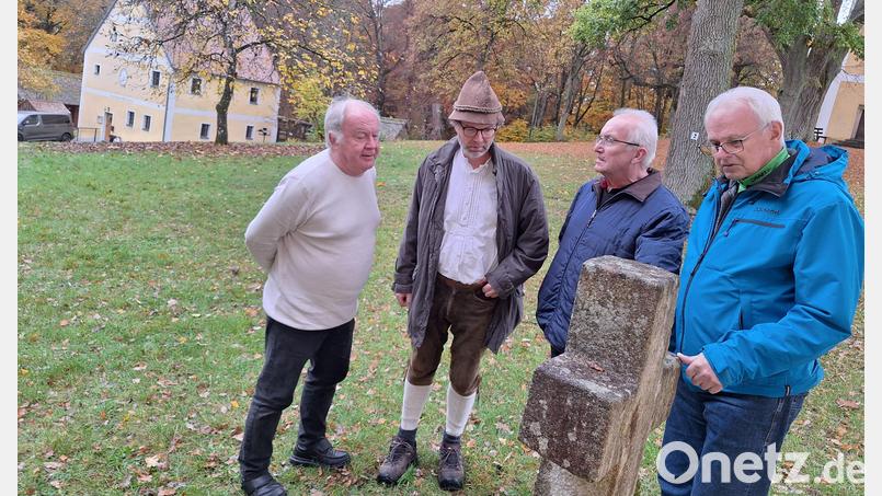 Die OWV-MitgliederJosef Hösl, Thorwald Poschenrieder, Helmut Friedl und Hans Paulus (von links) haben sich auf die Spur der Eremiten auf dem Eixlberg begeben. Ein Steinkreuz erinnert dort an Paul Zeilbeck, einen prägenden Vertreter dieser Lebensform. Bild: bl