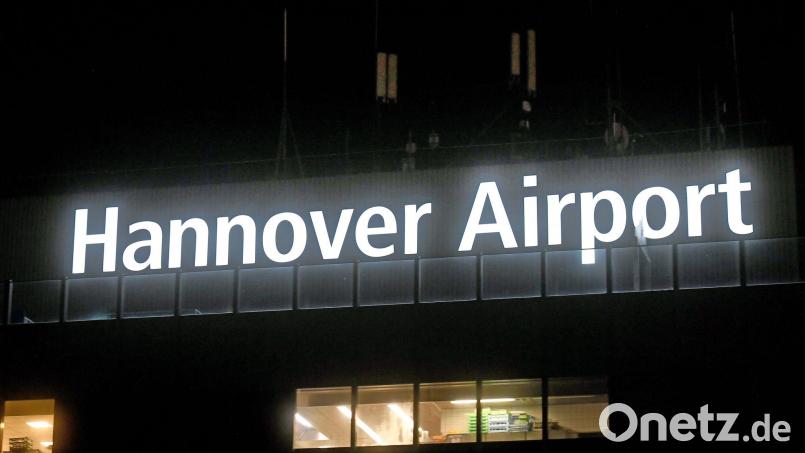 Flieger wurden teils umgeleitet oder konnten erst später landen. (Symbolbild) Bild: Holger Hollemann/dpa