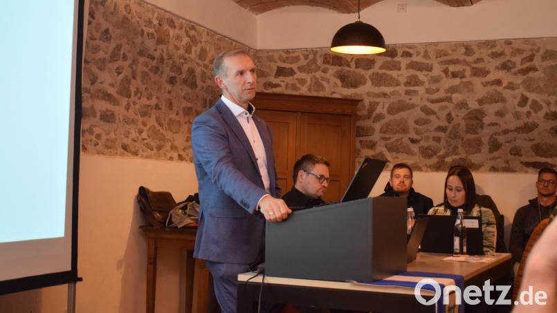 Sehr detailliert ging Bürgermeister Micheal Wilfahrt auf die Entwicklung der Gemeinde Schwarzach im vergangenen Jahr ein. Auch richtete er den Blick auf künftige Aufgaben. Bild: bnr