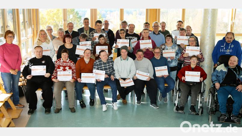 Diese schon lange Jahre in der HPZ-Werkstatt beschäftigten Frauen und Männer sind am Mittwochnachmittag für ihr außergewöhnliches Engagement und ihren Einsatz von der stellvertretenden Vorstandsvorsitzenden Brigitte Krause (links), von Werkstatt-Fertigungsleiter Reinhard Kagerer (ganz hinten, Mitte), den Aufsichtsräten Daisy Brenner, Helmut Brandl und Max Hohlrüther (ganz hinten, von links) sowie von den Mitgliedern des Werkstattrates, Ingo Kraus (rechts) und Stefan Beutl (im Rollstuhl rechts) ausgezeichnet worden. Bild: lst