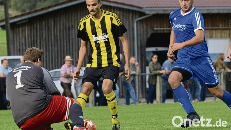 Alexander Schmidl (rechts/Szene aus einem früheren Spiel) betreut den FC Schmidgaden interimsmäßig zusammen mit dem Spieler Manuel Polleti. Bild: ham