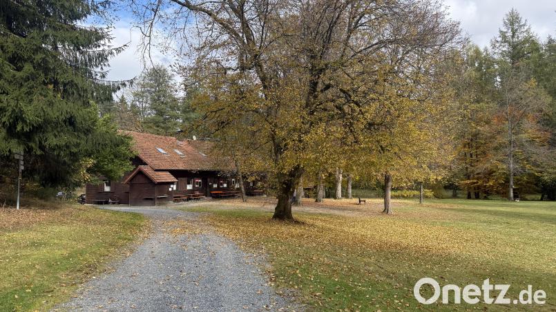 Seit Anfang 2024 ist die Blockhütte im Waldnaabtal nun schon geschlossen. Obwohl es Pläne für eine Weiterbewirtschaftung geben soll, scheint die Zukunft des beliebten Ausflugsziels weiter ungewiss zu sein. Archivbild: Gabi Schönberger