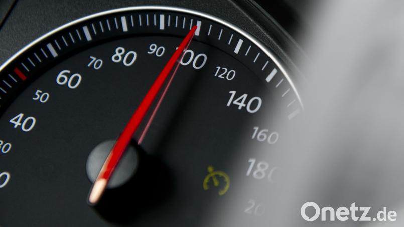 Deutlich zu schnell und unter Missachtung der Verkehrsregeln lieferte sich ein 58-jähriger Autofahrer am Donnerstag in Weiden eine Verfolgungsjagd mit der Polizei. Symbolbild: Daniel Reinhardt